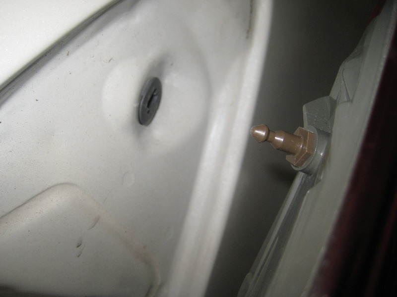 Nissan-Murano-Tail-Light-Bulbs-Replacement-Guide-013