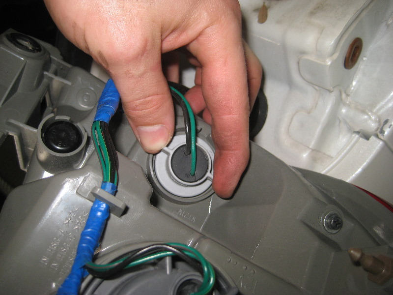 Nissan-Murano-Tail-Light-Bulbs-Replacement-Guide-014