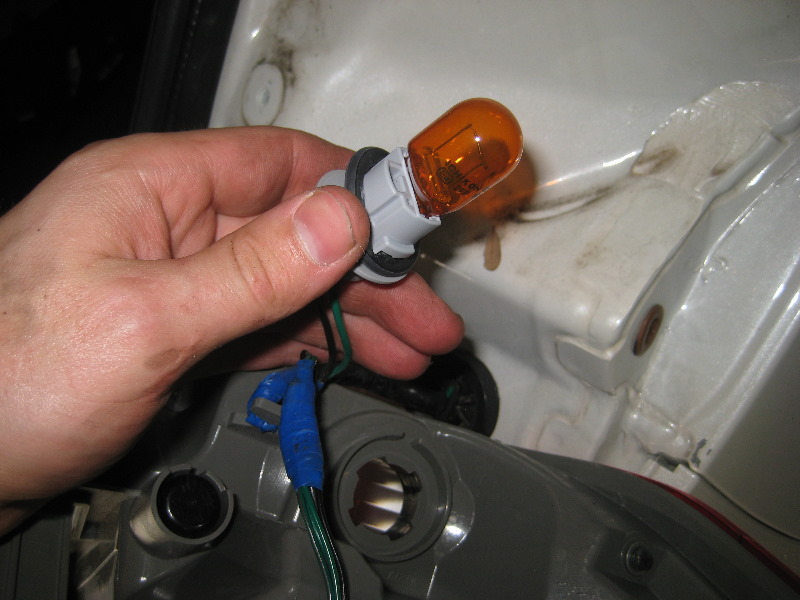 Nissan-Murano-Tail-Light-Bulbs-Replacement-Guide-015