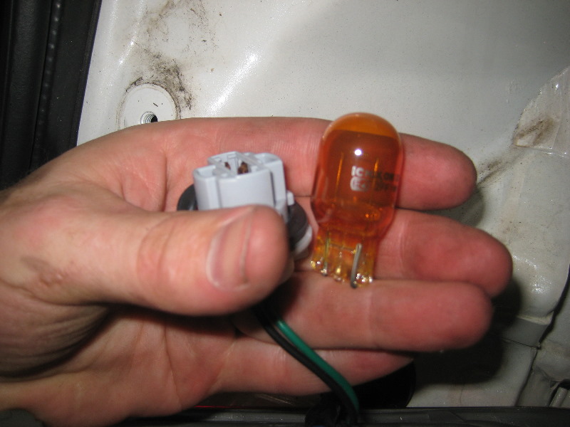 Nissan-Murano-Tail-Light-Bulbs-Replacement-Guide-016