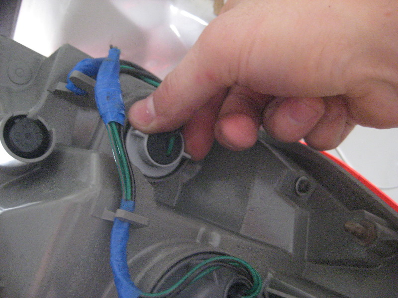 Nissan-Murano-Tail-Light-Bulbs-Replacement-Guide-018