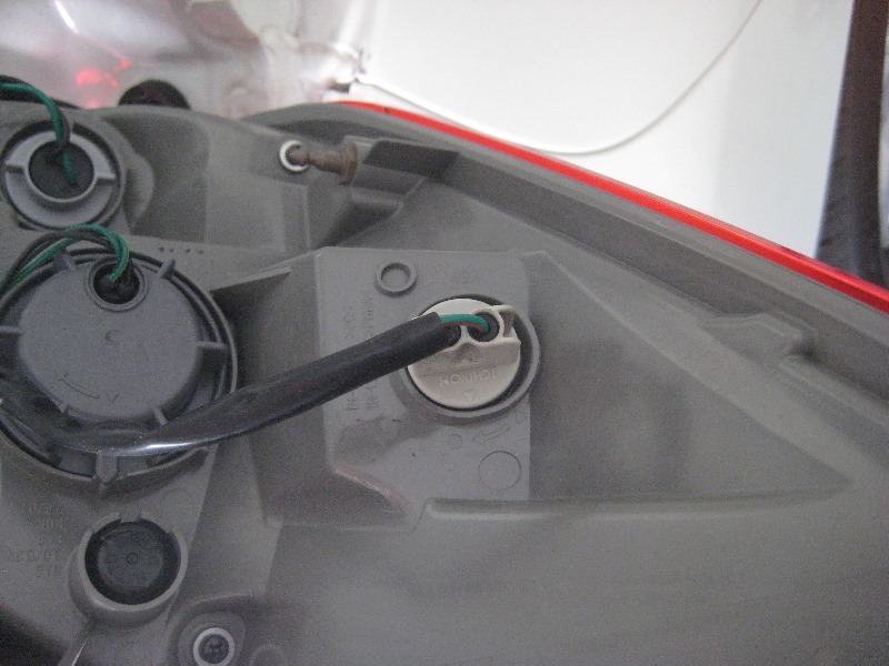 Nissan-Murano-Tail-Light-Bulbs-Replacement-Guide-019