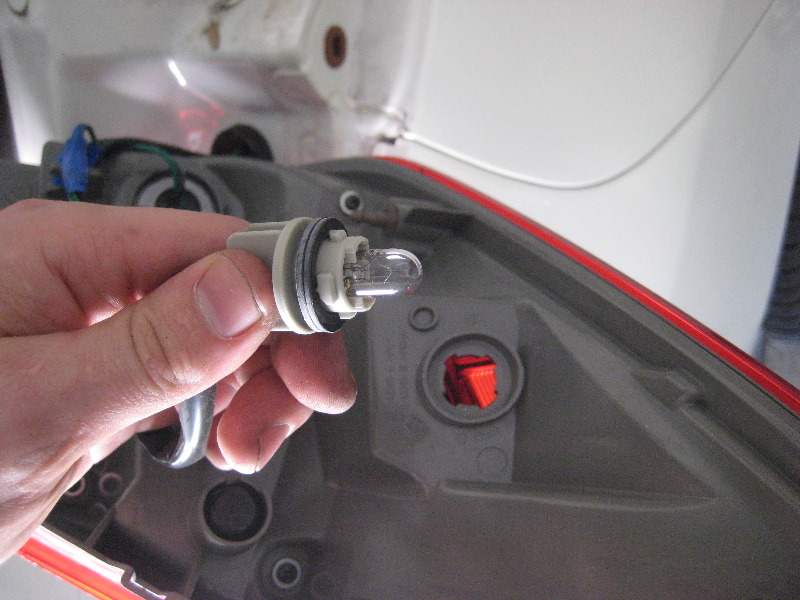 Nissan-Murano-Tail-Light-Bulbs-Replacement-Guide-020