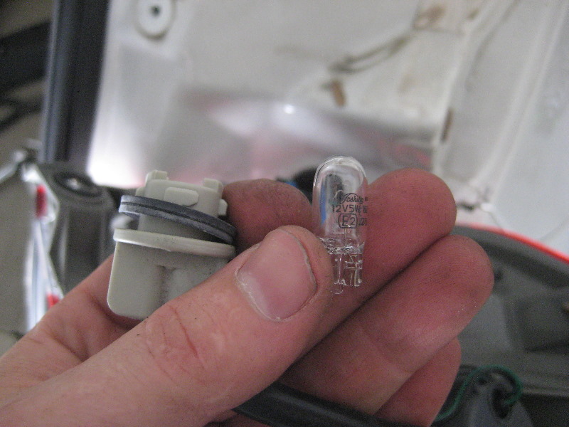 Nissan-Murano-Tail-Light-Bulbs-Replacement-Guide-021