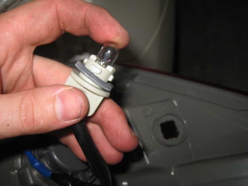 Nissan-Murano-Tail-Light-Bulbs-Replacement-Guide-022