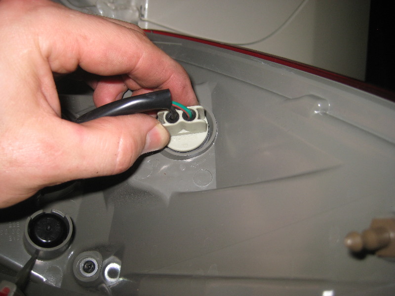 Nissan-Murano-Tail-Light-Bulbs-Replacement-Guide-023