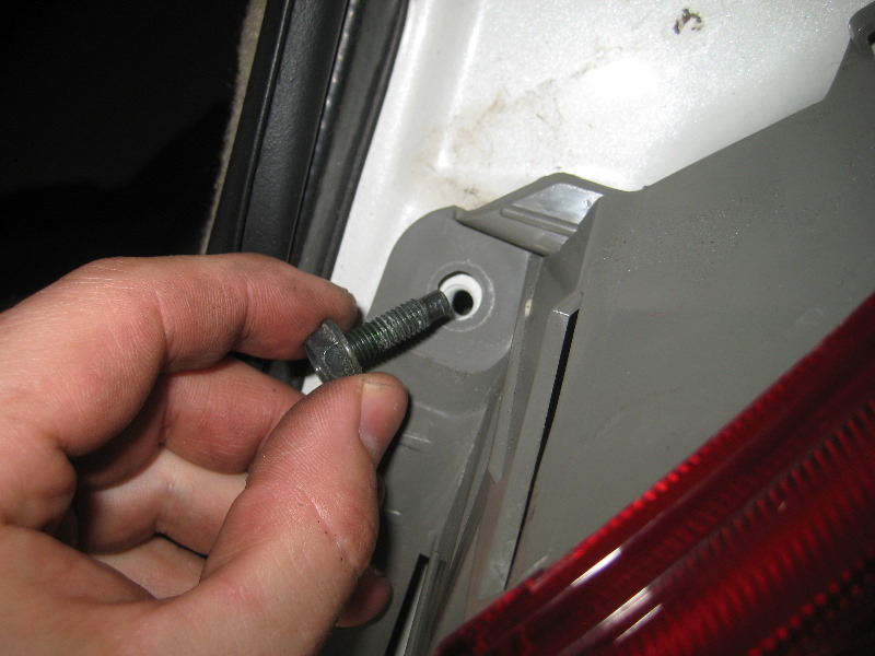 Nissan-Murano-Tail-Light-Bulbs-Replacement-Guide-026