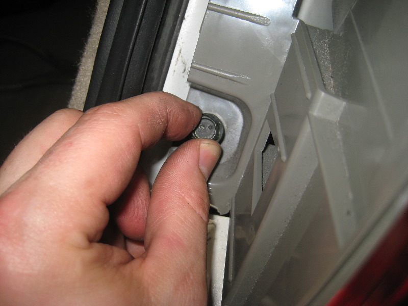 Nissan-Murano-Tail-Light-Bulbs-Replacement-Guide-027