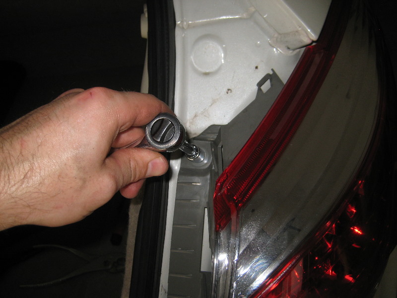 Nissan-Murano-Tail-Light-Bulbs-Replacement-Guide-028