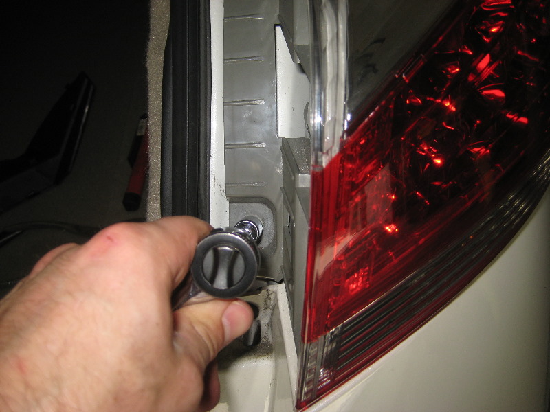 Nissan-Murano-Tail-Light-Bulbs-Replacement-Guide-029