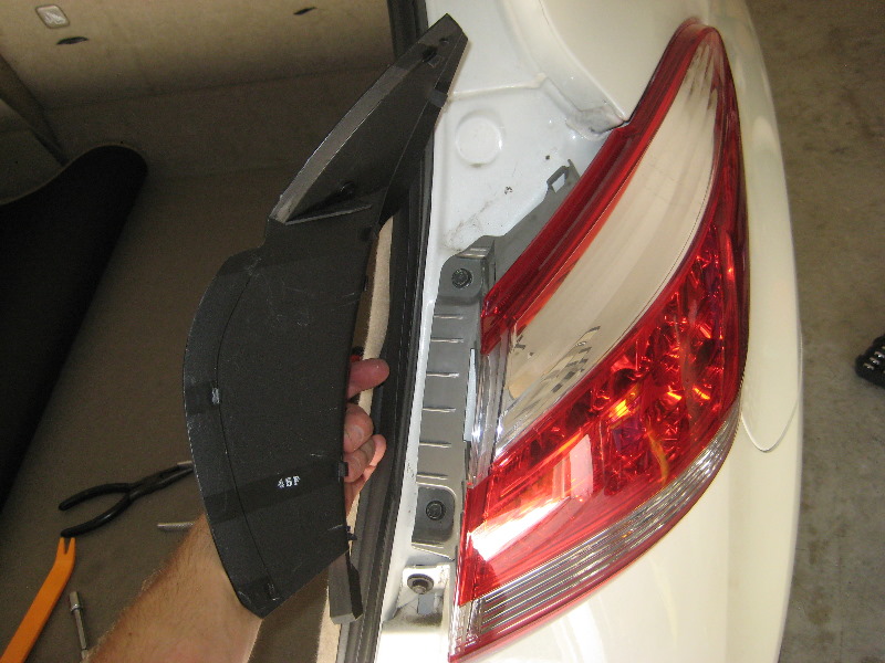 Nissan-Murano-Tail-Light-Bulbs-Replacement-Guide-030