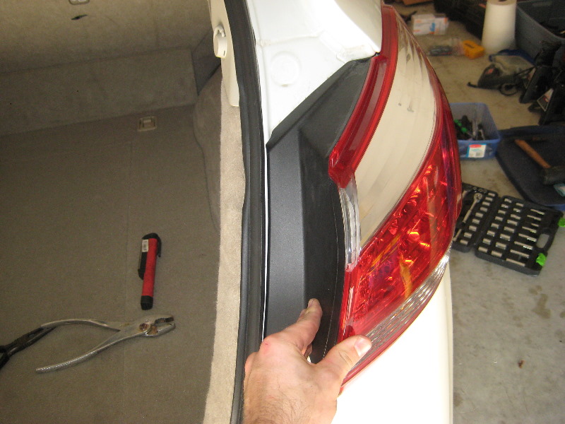 Nissan-Murano-Tail-Light-Bulbs-Replacement-Guide-031