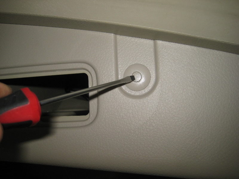 Nissan-Murano-Tail-Light-Bulbs-Replacement-Guide-036