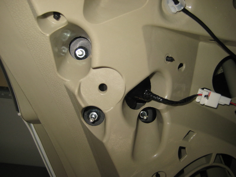 Nissan-Murano-Tail-Light-Bulbs-Replacement-Guide-043