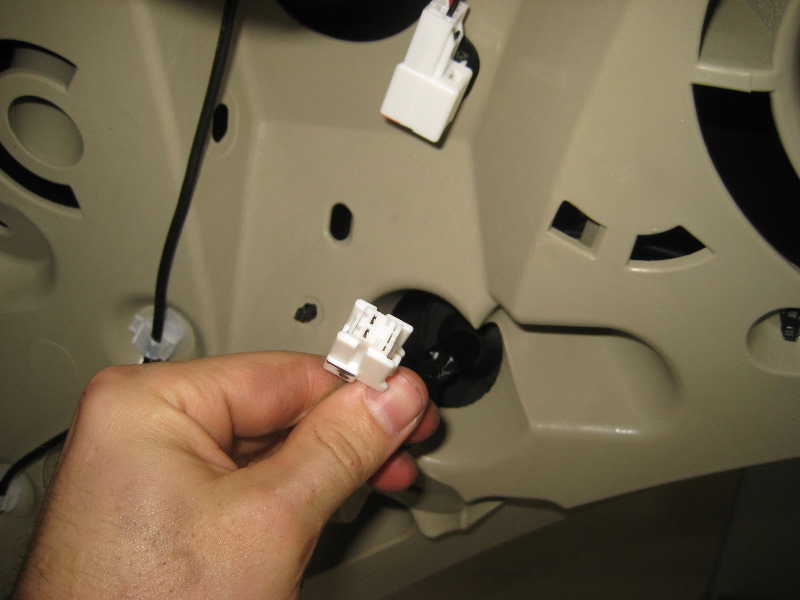 Nissan-Murano-Tail-Light-Bulbs-Replacement-Guide-045