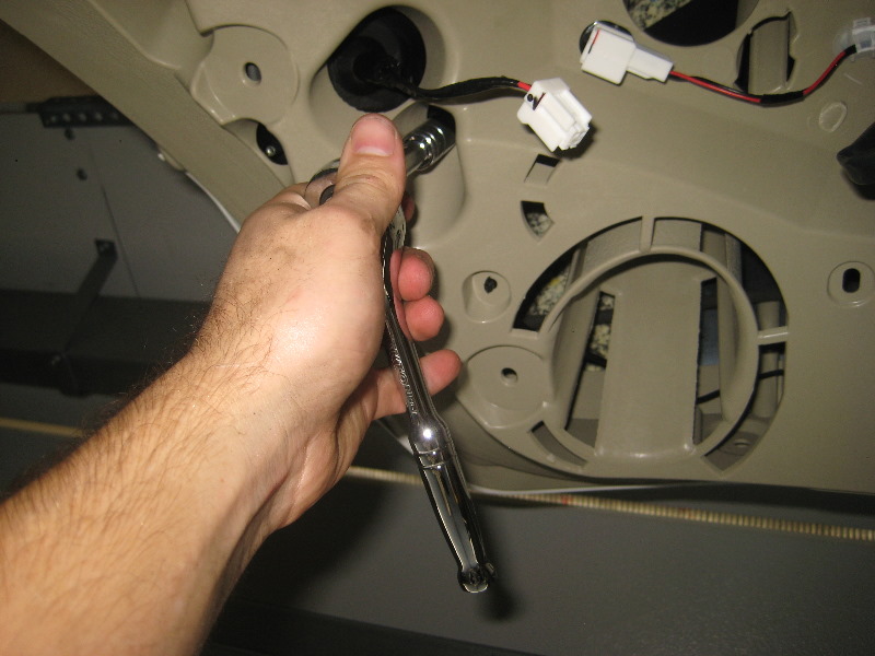 Nissan-Murano-Tail-Light-Bulbs-Replacement-Guide-049