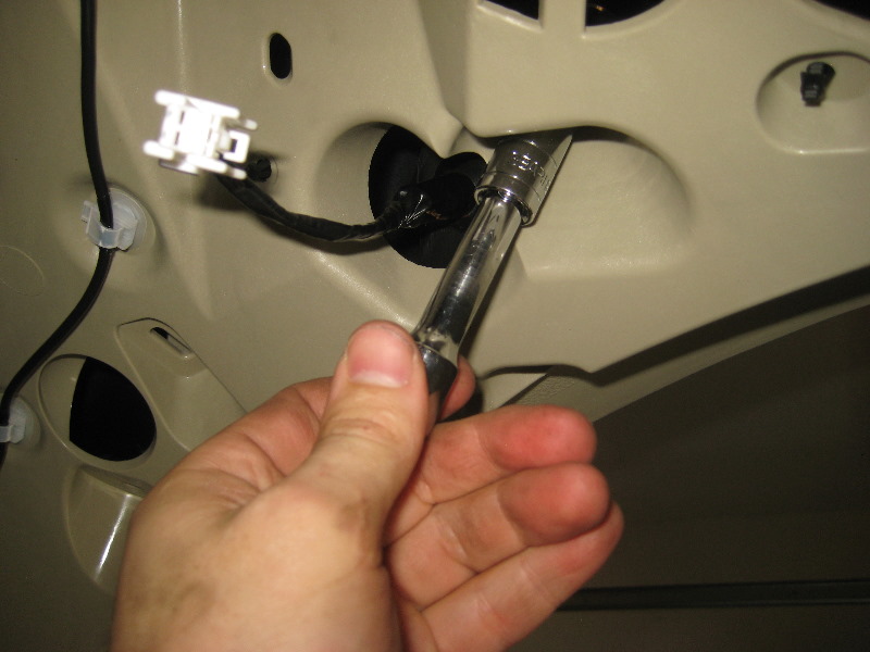 Nissan-Murano-Tail-Light-Bulbs-Replacement-Guide-050