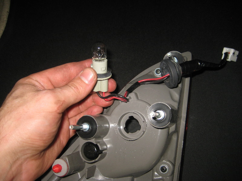 Nissan-Murano-Tail-Light-Bulbs-Replacement-Guide-055