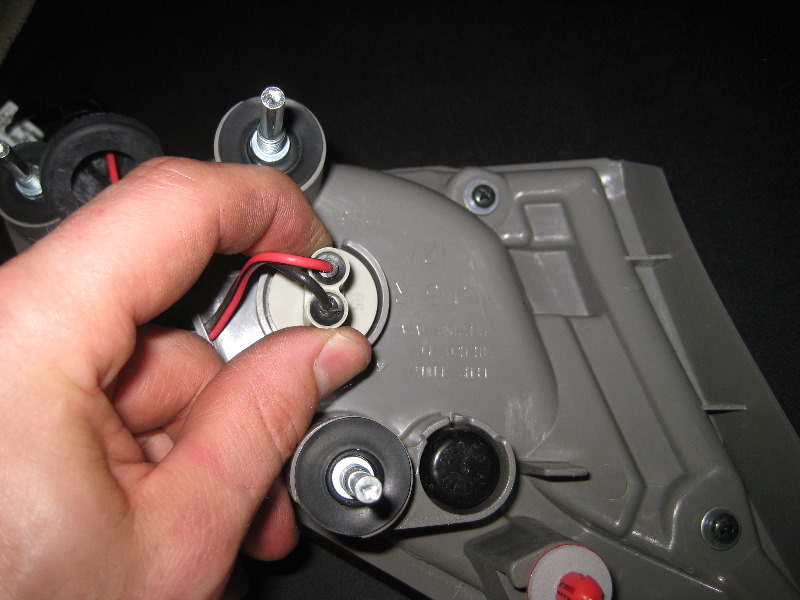 Nissan-Murano-Tail-Light-Bulbs-Replacement-Guide-058