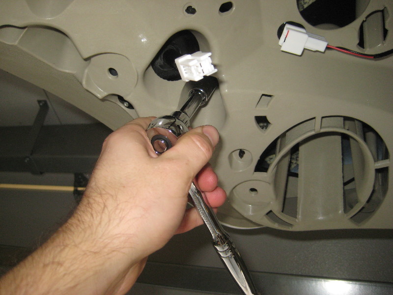 Nissan-Murano-Tail-Light-Bulbs-Replacement-Guide-064