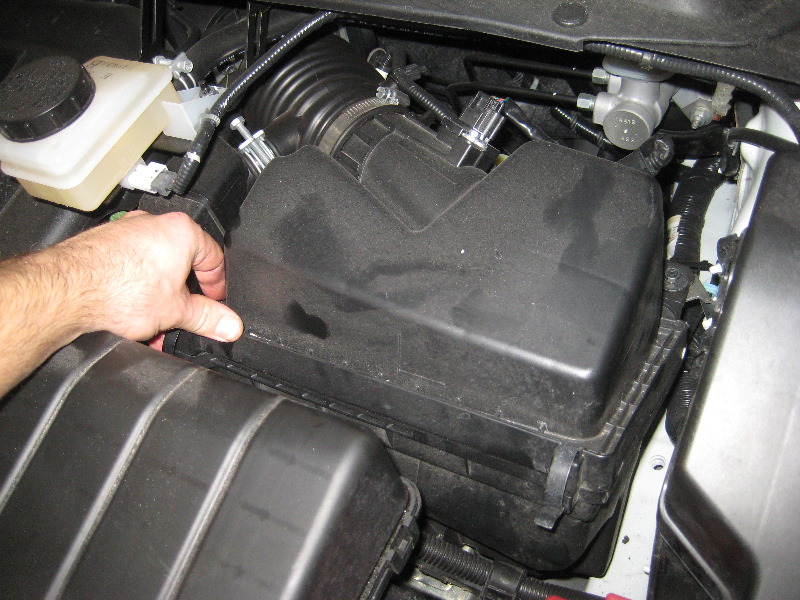 Nissan-Murano-VQ35DE-V6-Engine-Air-Filter-Replacement-Guide-011
