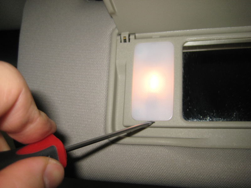 Nissan-Murano-Vanity-Mirror-Light-Bulb-Replacement-Guide-004