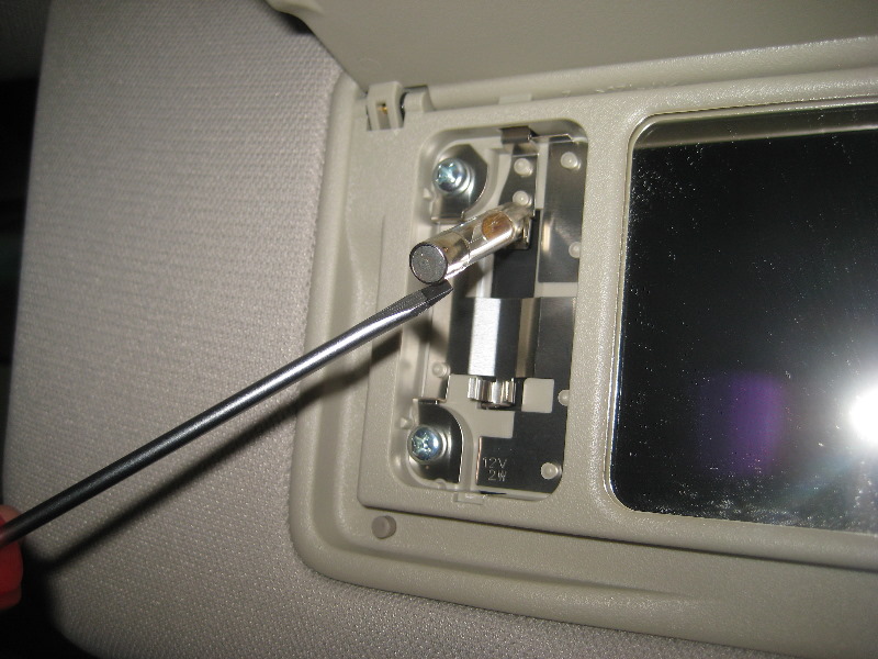 Nissan-Murano-Vanity-Mirror-Light-Bulb-Replacement-Guide-006