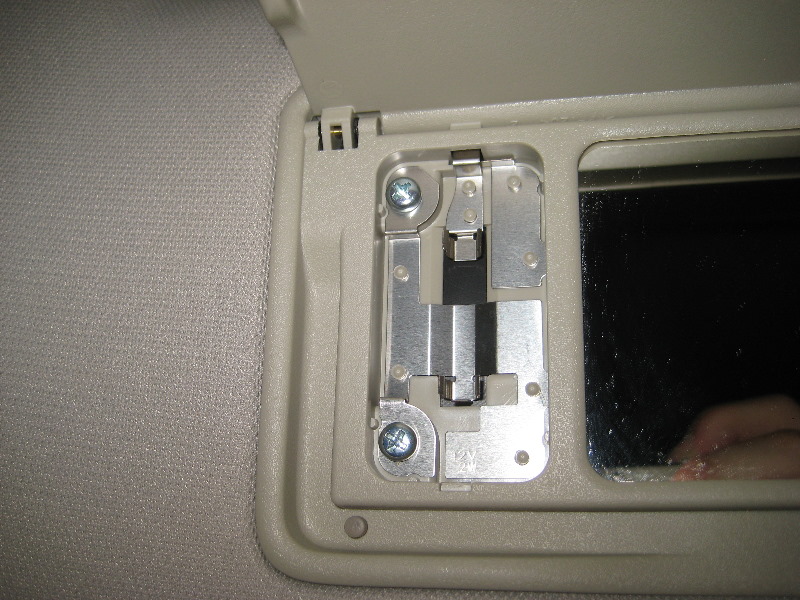 Nissan-Murano-Vanity-Mirror-Light-Bulb-Replacement-Guide-007