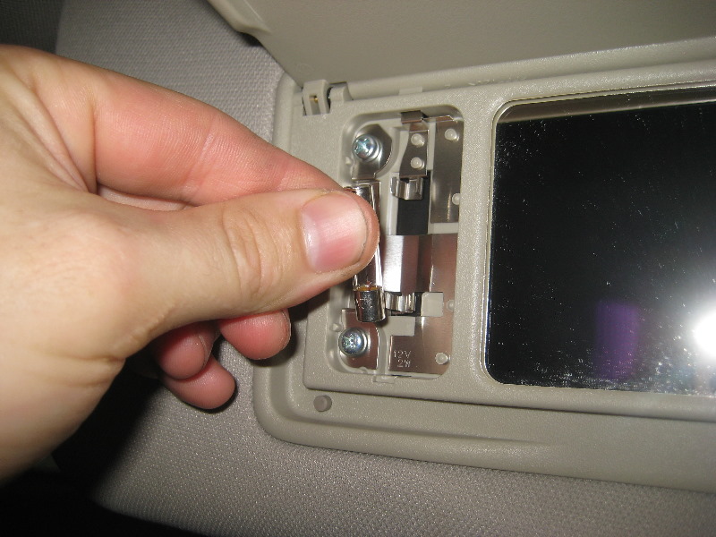 Nissan-Murano-Vanity-Mirror-Light-Bulb-Replacement-Guide-009