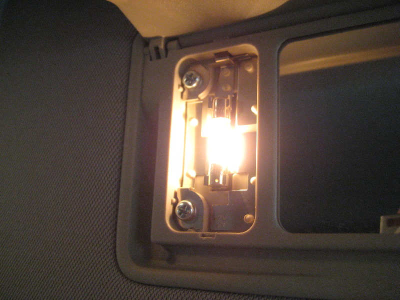 Nissan-Murano-Vanity-Mirror-Light-Bulb-Replacement-Guide-010