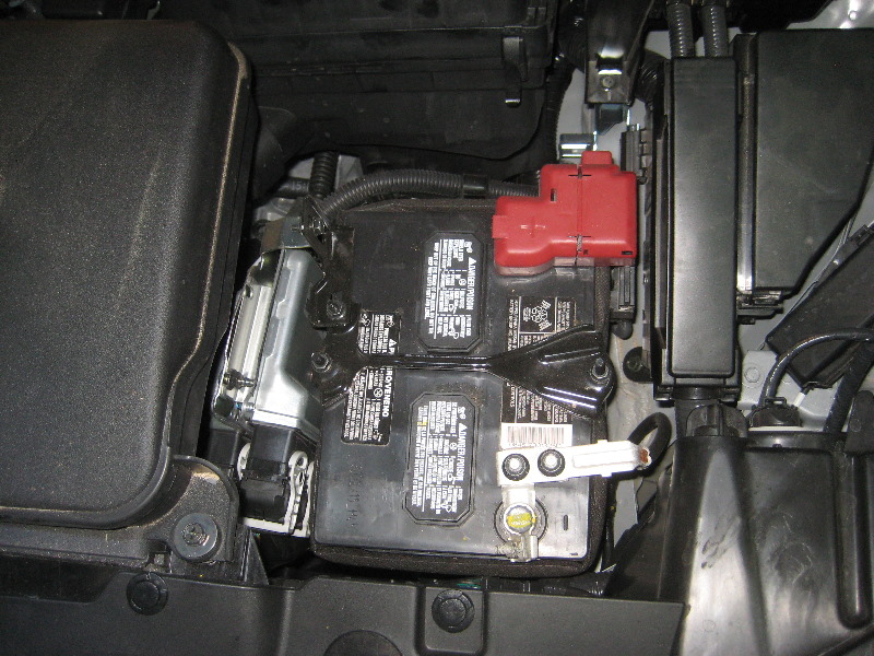 2013-2016-Nissan-Pathfinder-12V-Automotive-Battery-Replacement-Guide-001
