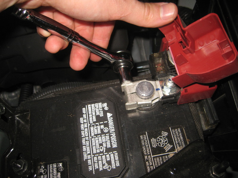 20132016NissanPathfinder12VAutomotiveBatteryReplacementGuide006