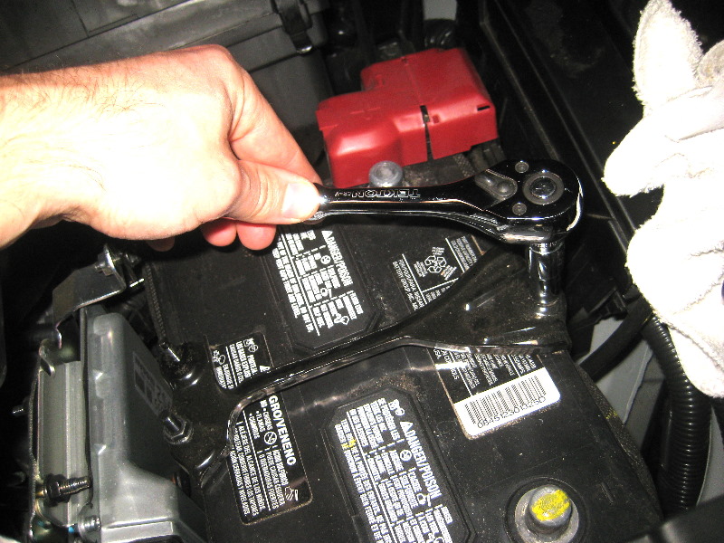 20132016NissanPathfinder12VAutomotiveBatteryReplacementGuide013