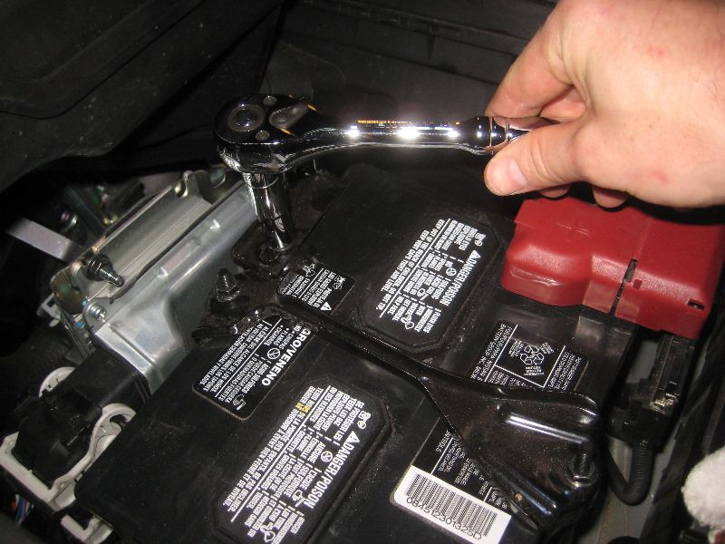 20132016NissanPathfinder12VAutomotiveBatteryReplacementGuide030