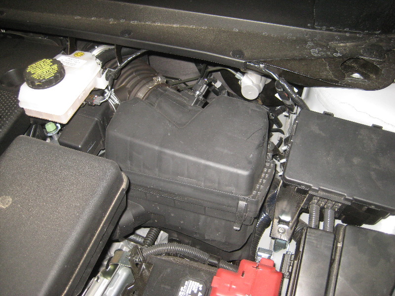 2013-2016-Nissan-Pathfinder-Engine-Air-Filter-Replacement-Guide-001