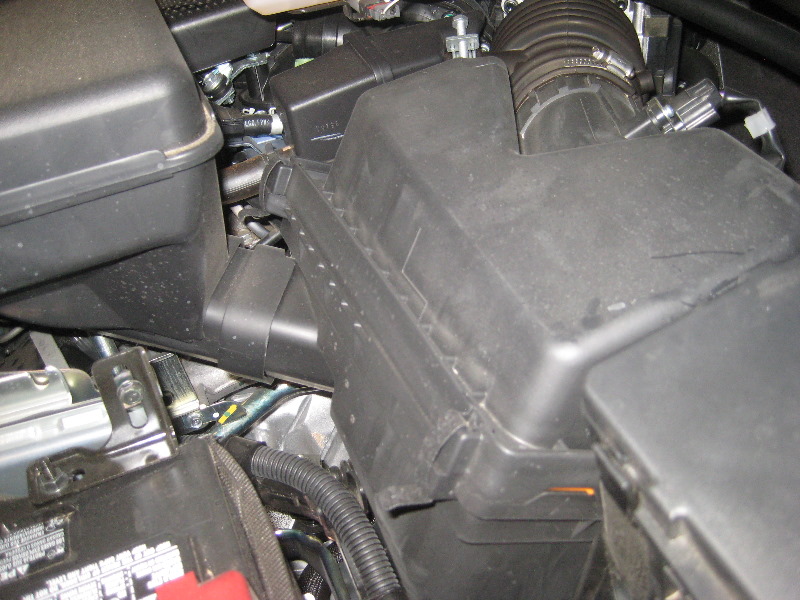 2013-2016-Nissan-Pathfinder-Engine-Air-Filter-Replacement-Guide-002