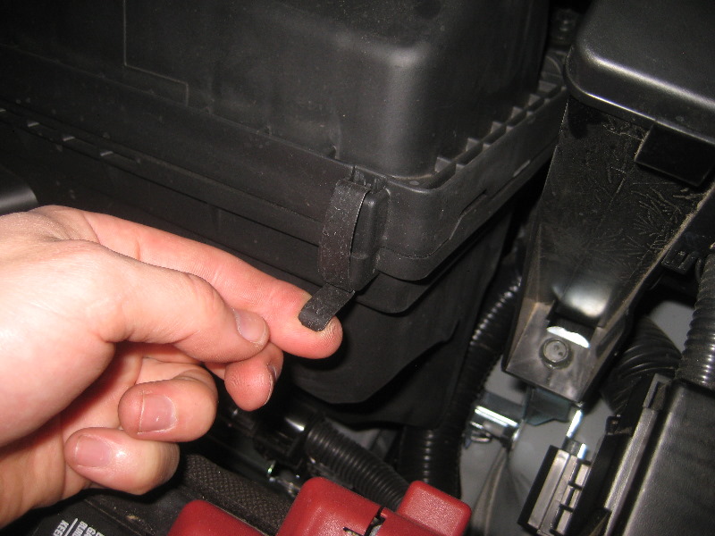 2013-2016-Nissan-Pathfinder-Engine-Air-Filter-Replacement-Guide-003