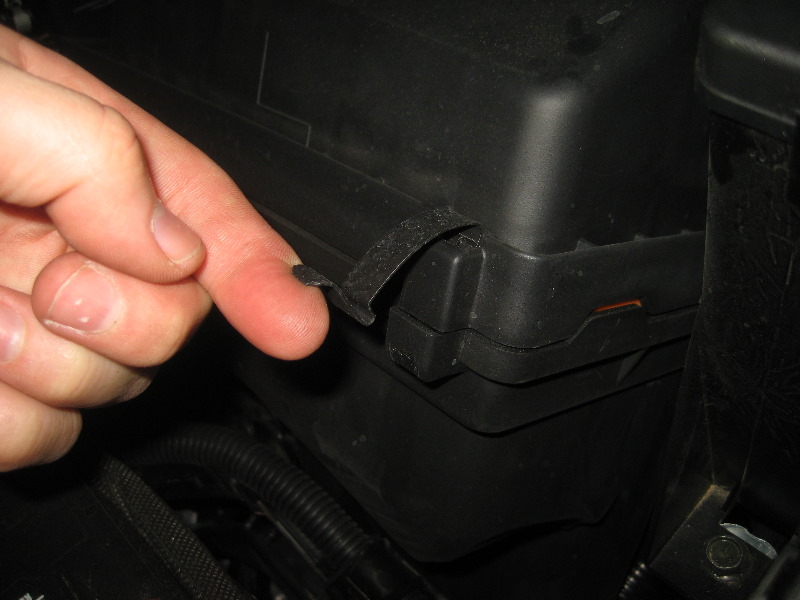 2013-2016-Nissan-Pathfinder-Engine-Air-Filter-Replacement-Guide-004