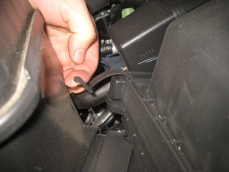 2013-2016-Nissan-Pathfinder-Engine-Air-Filter-Replacement-Guide-005