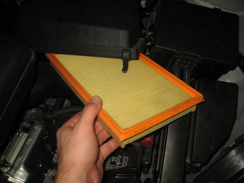 2013-2016-Nissan-Pathfinder-Engine-Air-Filter-Replacement-Guide-006
