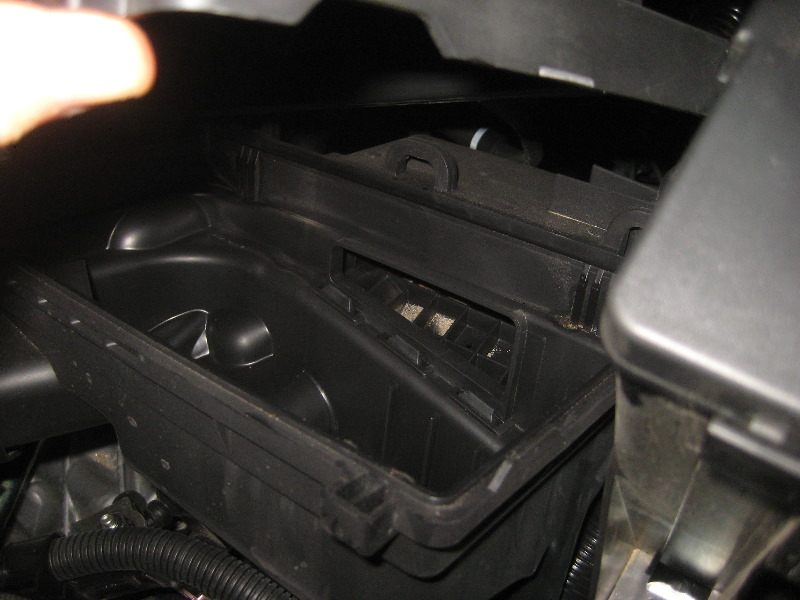 2013-2016-Nissan-Pathfinder-Engine-Air-Filter-Replacement-Guide-010