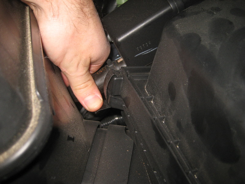 2013-2016-Nissan-Pathfinder-Engine-Air-Filter-Replacement-Guide-015