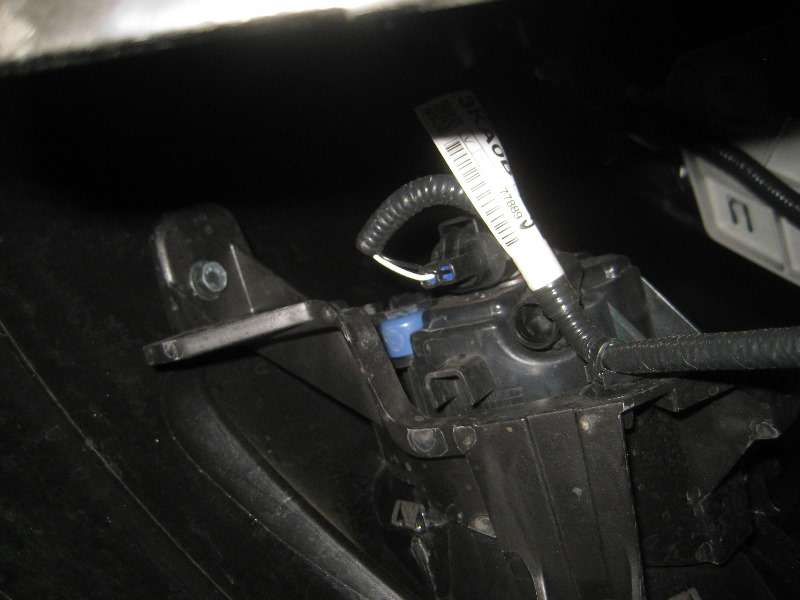 2013-2016-Nissan-Pathfinder-Fog-Light-Bulbs-Replacement-Guide-010