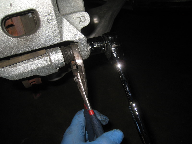 2013-2016-Nissan-Pathfinder-Front-Brake-Pads-Replacement-Guide-011