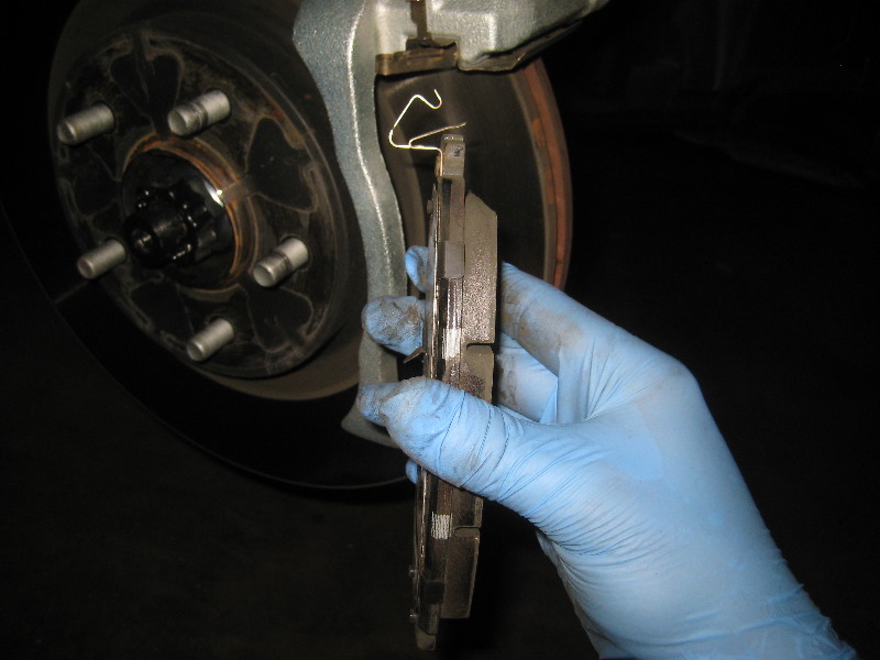 20132016NissanPathfinderFrontBrakePadsReplacementGuide018