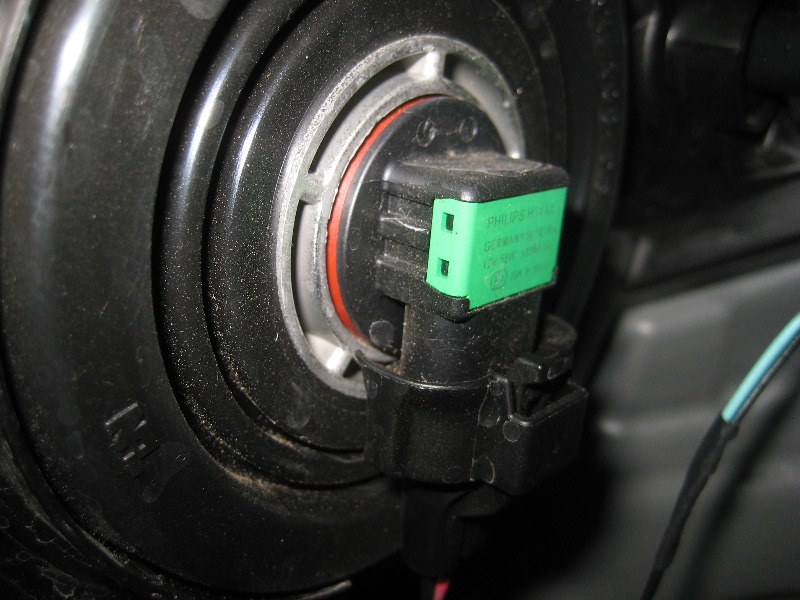 2013-2016-Nissan-Pathfinder-Headlight-Bulbs-Replacement-Guide-003