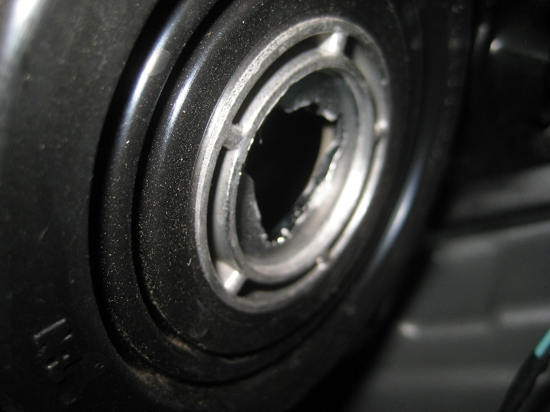 2013-2016-Nissan-Pathfinder-Headlight-Bulbs-Replacement-Guide-009