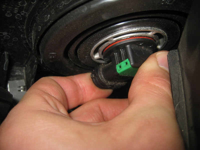 2013-2016-Nissan-Pathfinder-Headlight-Bulbs-Replacement-Guide-010