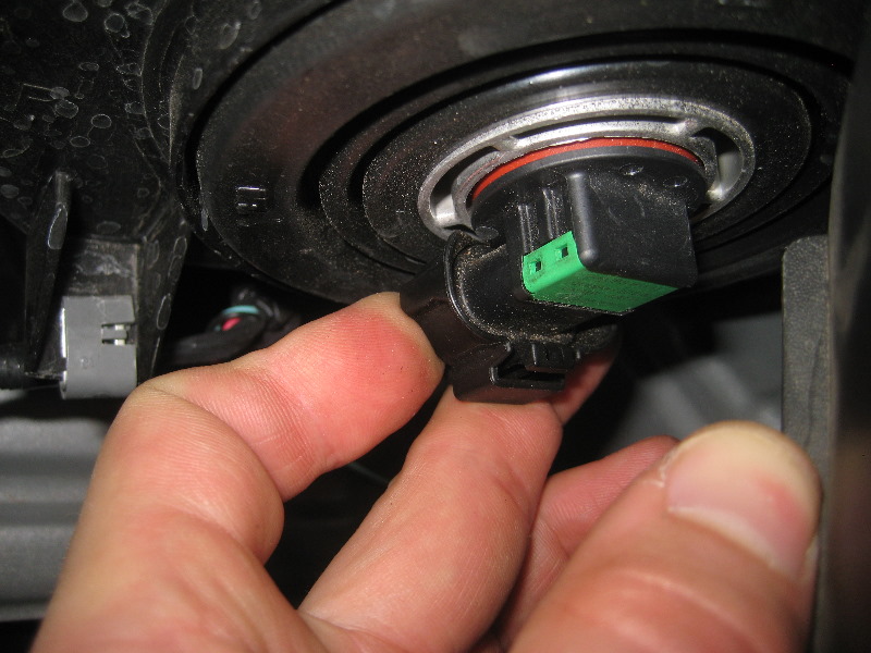 2013-2016-Nissan-Pathfinder-Headlight-Bulbs-Replacement-Guide-011