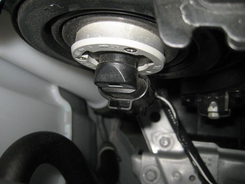 2013-2016-Nissan-Pathfinder-Headlight-Bulbs-Replacement-Guide-013